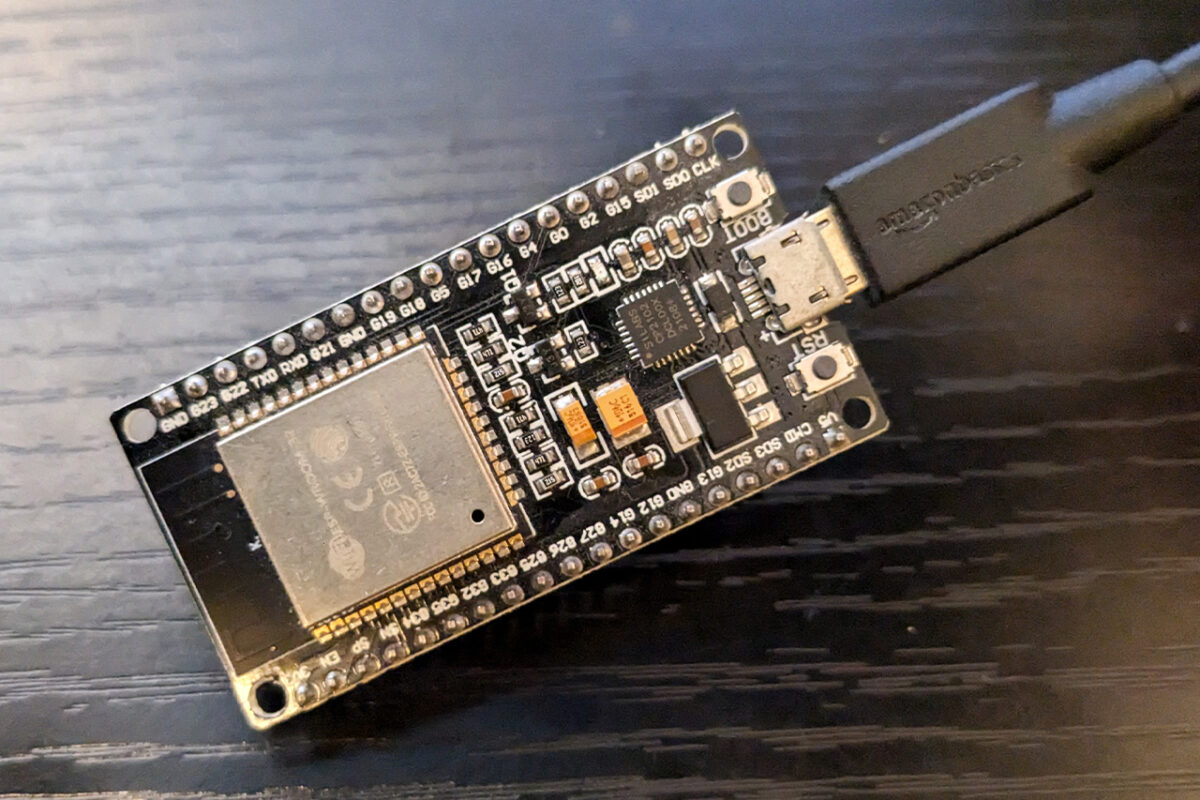 USBケーブルでパソコンと繋がれたESP32